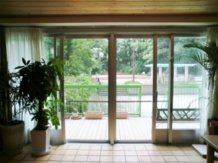 ベランダから公園へ