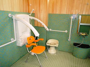 ミストシャワーのある明るい浴室